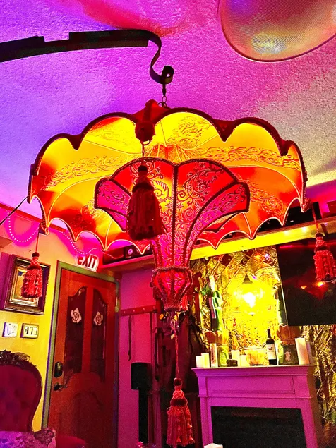 Not Hotel Decor, Near Town, Creative outside areas - Image 1