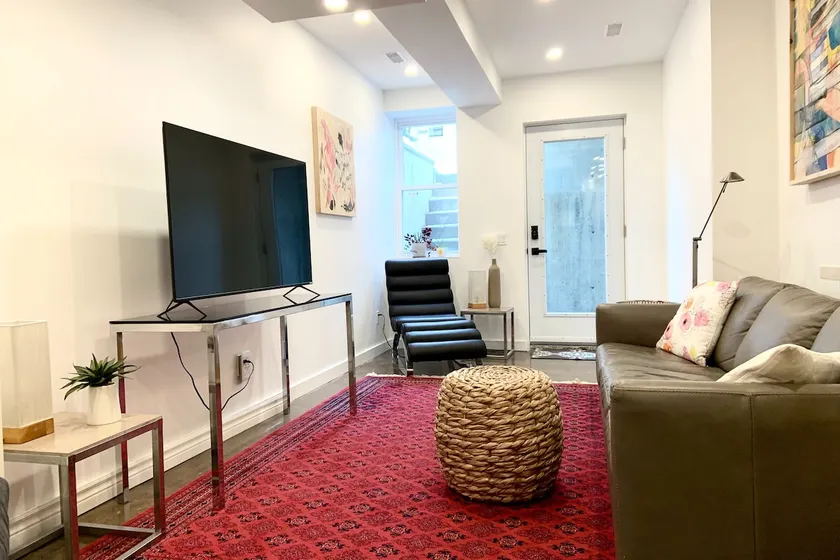 Private Full Height Suite Near TTC - Salem Gallery - Image 1