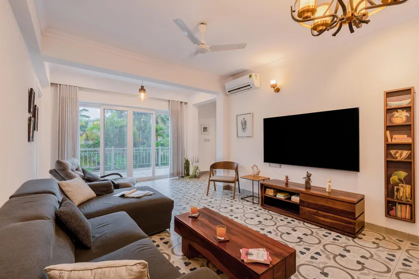 Luxe Apt w Balcony & Rooftop Pool, 15 min to Beach - Image 1