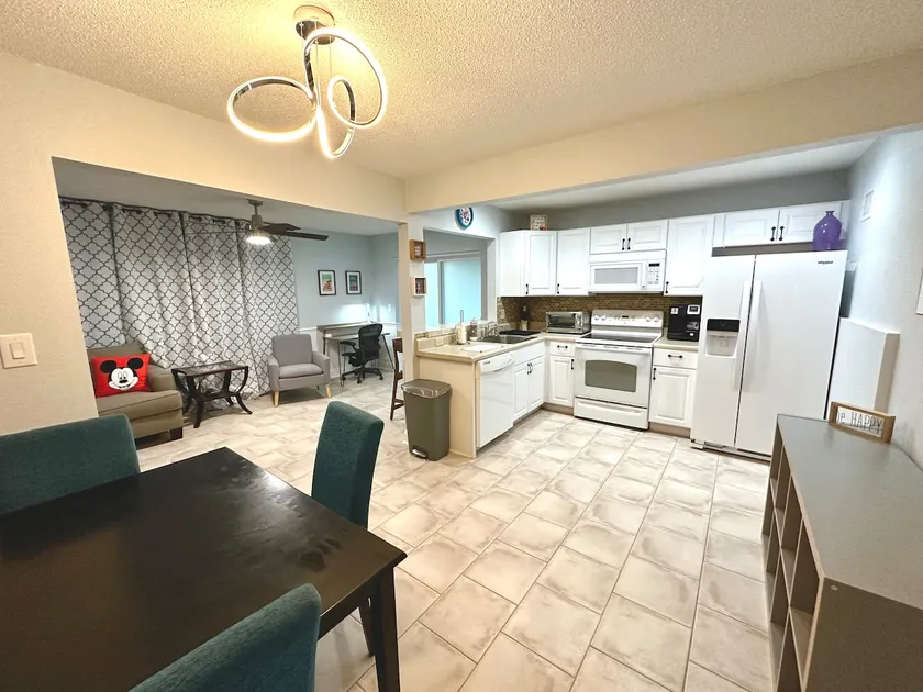 Private Spacious 1BR Near LEGOLAND 2 Miles - Image 1