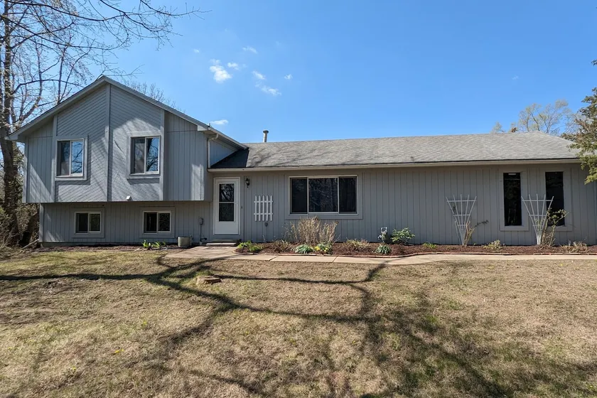 Quiet A2 Retreat: 3 Acres, Seats 12, 10 min to A2! - Image 1
