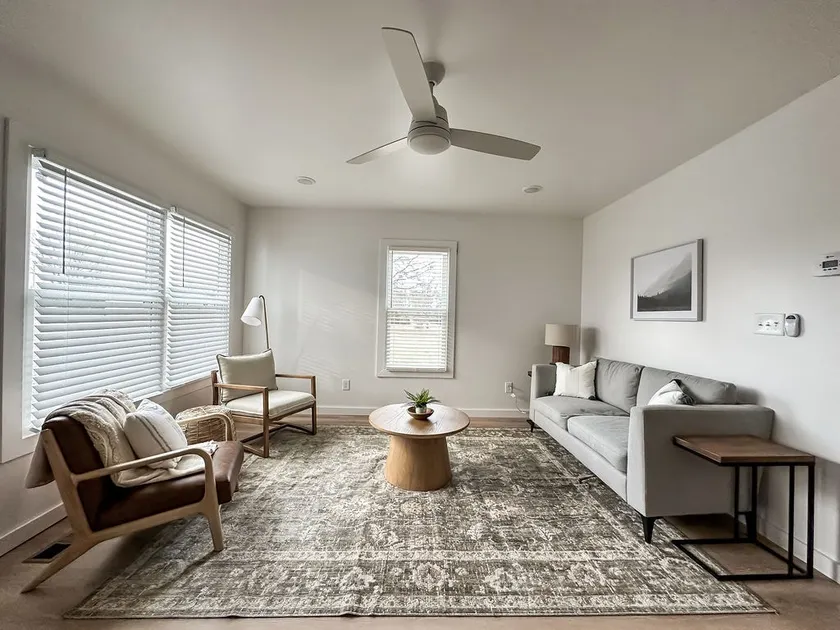 Modern River Hill Apt A - Image 1