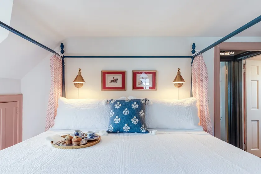The Monroe - Free Parking + Backyard Retreat - Image 1