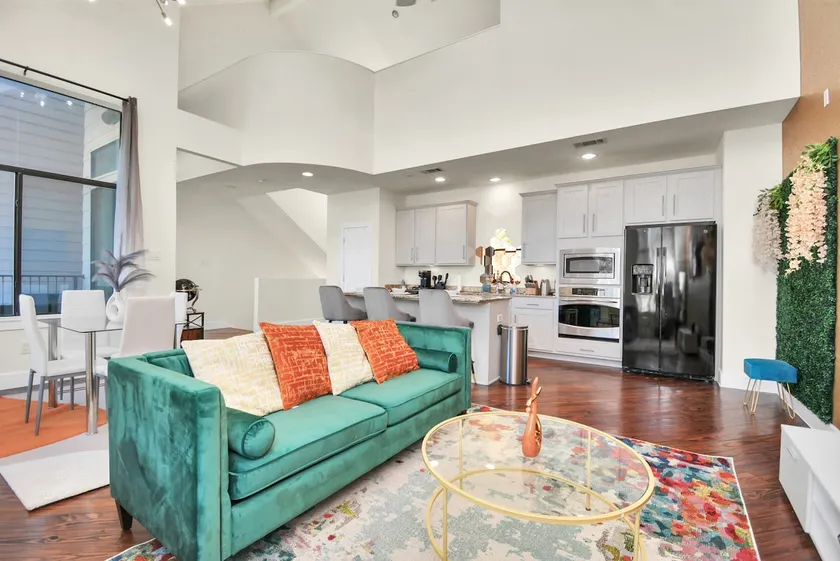 3BR/3.5BA Three Story East Downtown TownHouse with view - Image 1