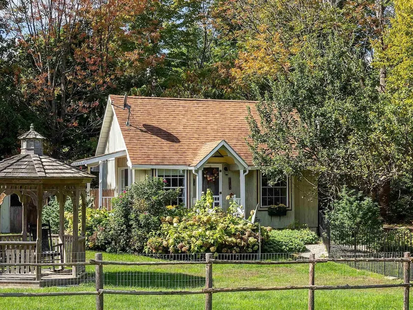 Storybook Cottage in the Champlain Islands - Image 1