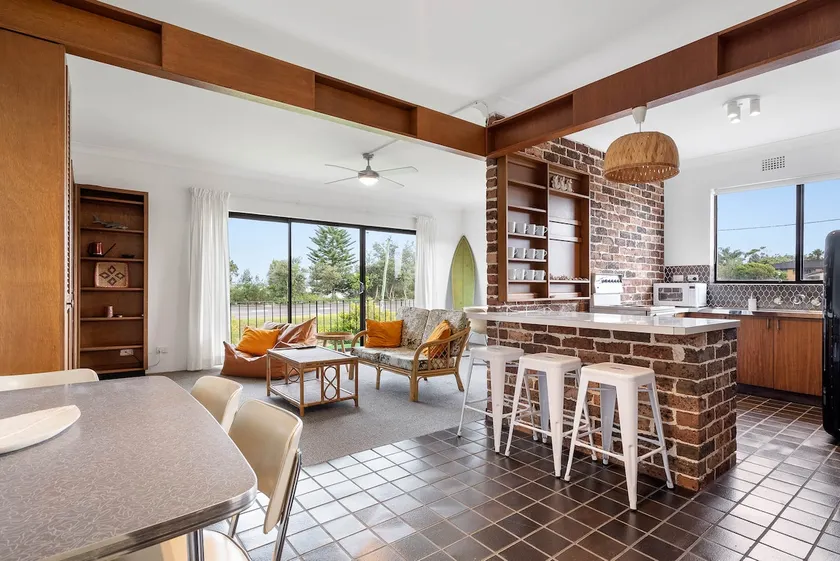 Fun Retro 2 Bedroom Apartment - Image 1