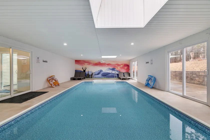 !*Heated Indoor Pool!* Modern HUGE 5BA/6BD House*! - Image 1