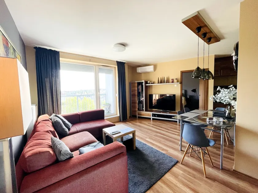 Cozy Modern Apartment with Free Parking - Image 1