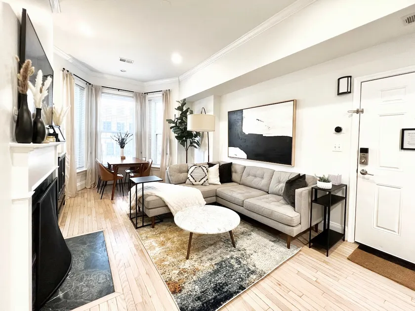 Airy & Bright Rowhome Near US Capitol Free Parking - Image 1
