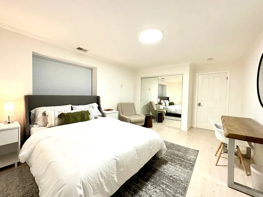Spacious & Charming 2BR/1BA Unit - Image 1