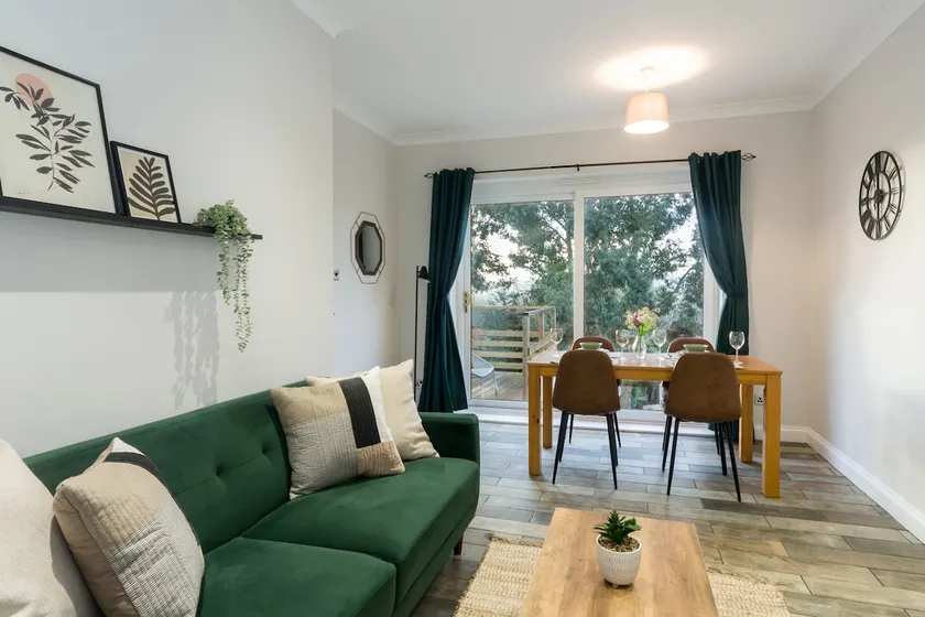 Elegant three bed bungalow - Image 1