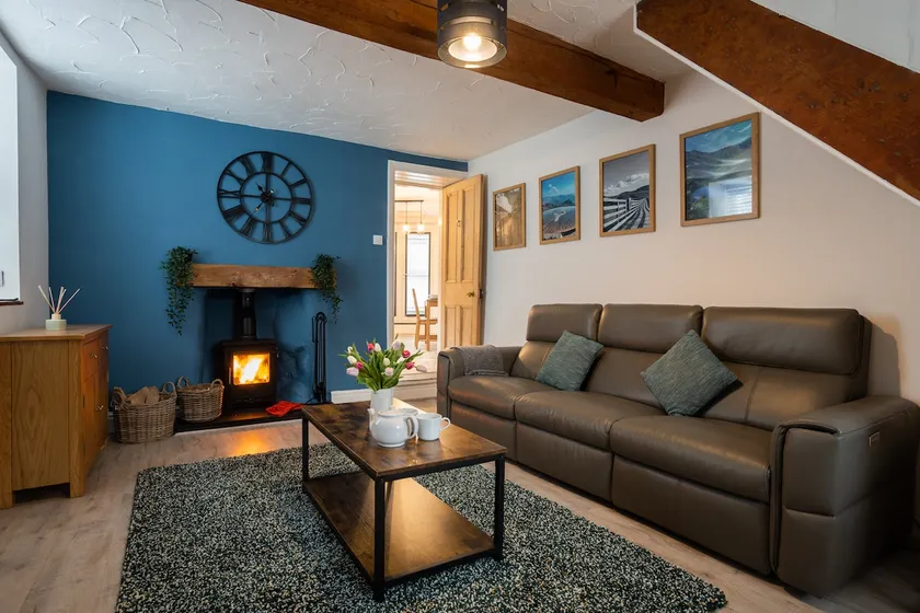 Cosy townhouse with log burner - Image 1