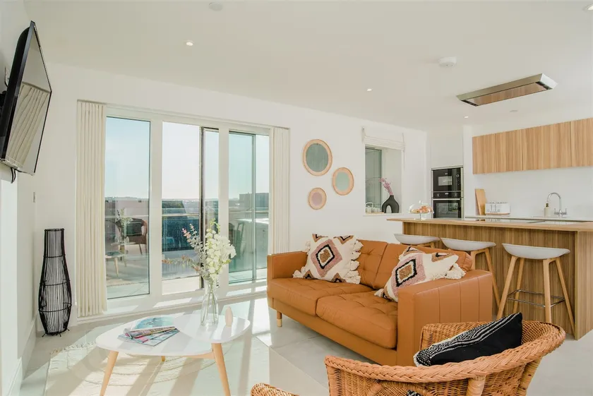 33 Cliff Edge - Image 1