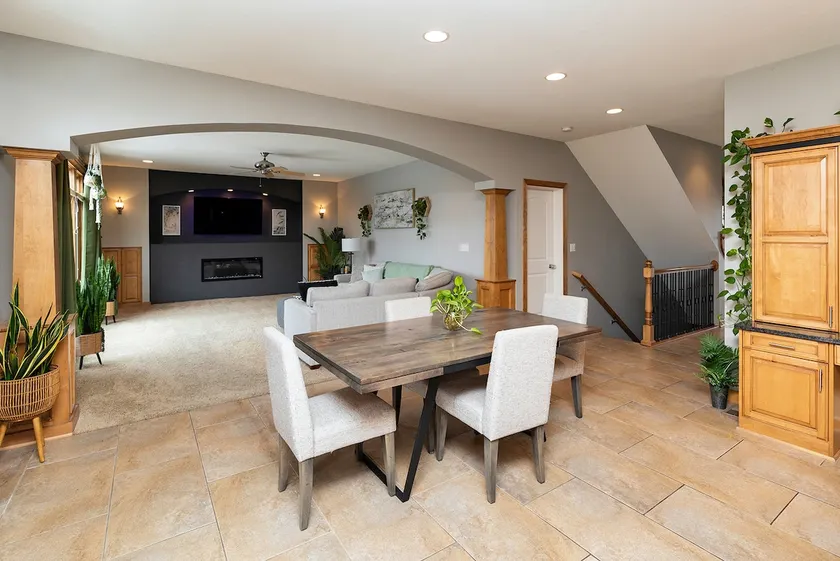 Executive Living 2min to Jordan Creek 6 bed/5 bath near Jordan Creek Mall! - Image 1