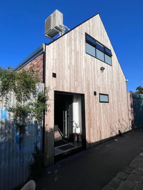 Lane way loft. Cosy inner city. - Image 1