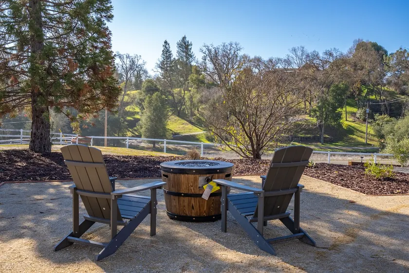 Spacious 4BR RanchHome w/2FirePits - Image 1