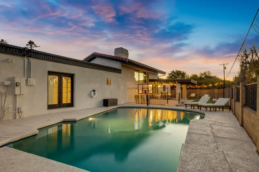 HUGE Golf course Family home-FREE Heated Pool-Theater-Gym - Image 1