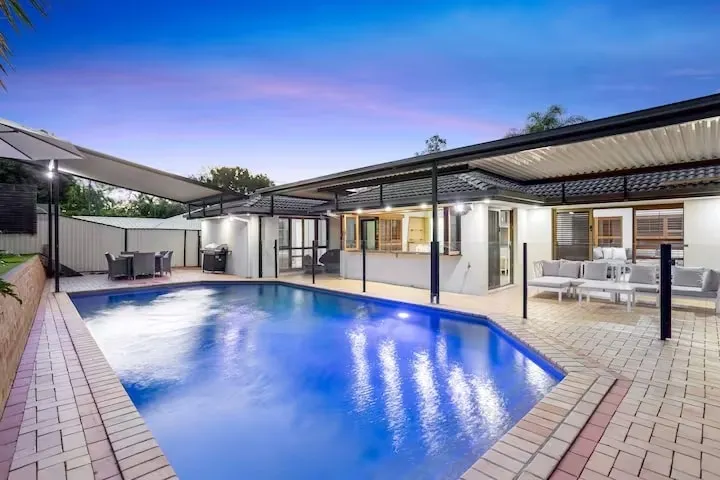 4BR Family Oasis with Pool, Modern and Spacious - Robina - Image 1
