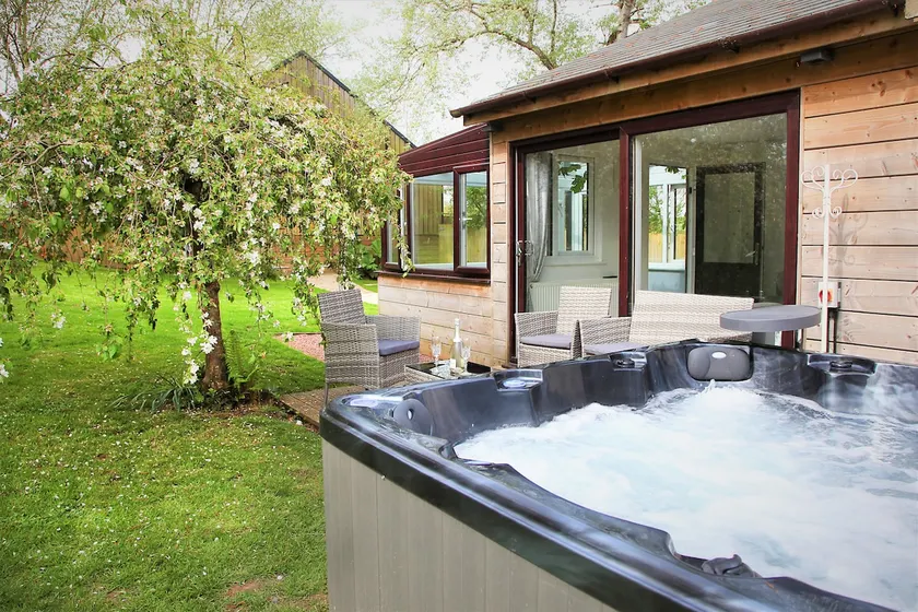 Wood Lodge - Aircon, Hot-tub & Pet proof garden - Image 1