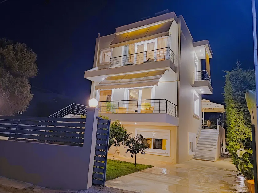 The Bright House a two-storey maisonette in Loutraki - Image 1