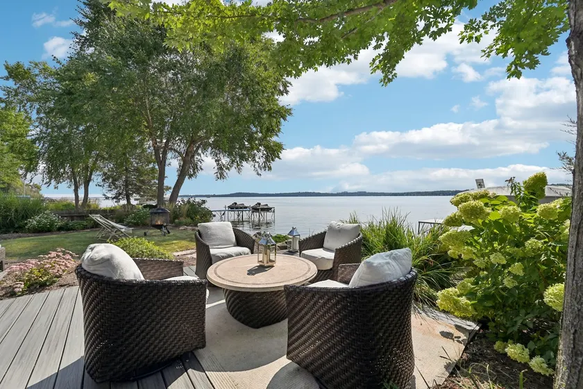 Luxury Lakeside Oasis- 4 Bed / 3 Bath Lake Home - Image 1