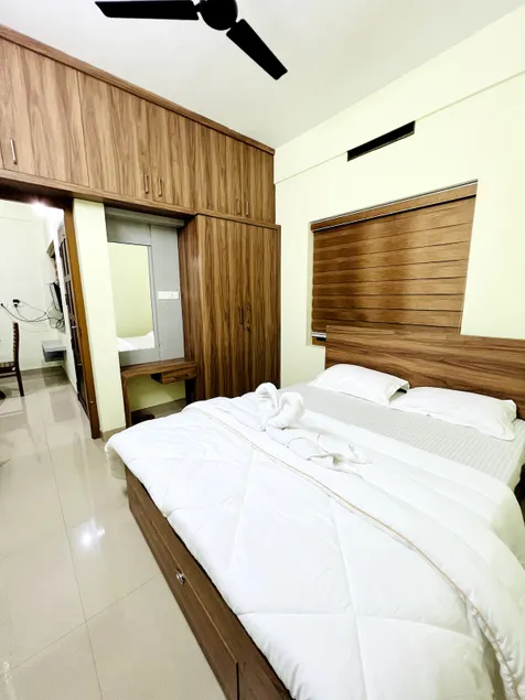 Yes Holidays Inn - Image 1
