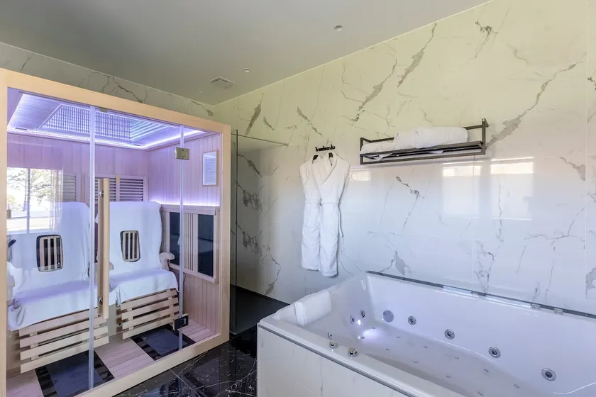 Calypso Suite-Apartment with Hot Tub - Image 1