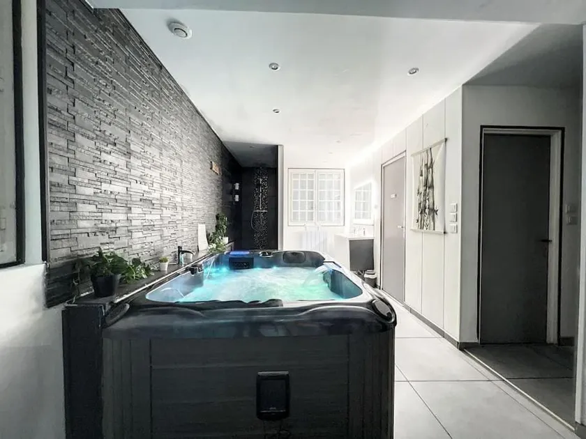 Wellness Getaway – Hot Tub & Sauna - Image 1