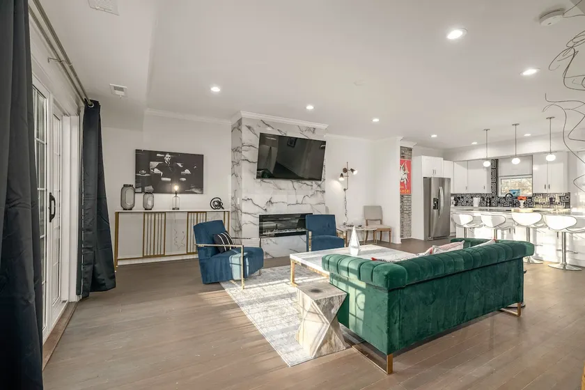 Huge Modern Penthouse Skyline View and RooftopDeck - Image 1