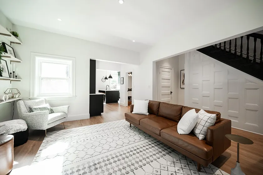 Luxe 5B/2.5B: Family-Friendly + Off St. Parking - Image 1