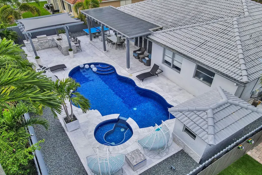 Luxury Home heated pool, Jacuzzi - Image 1