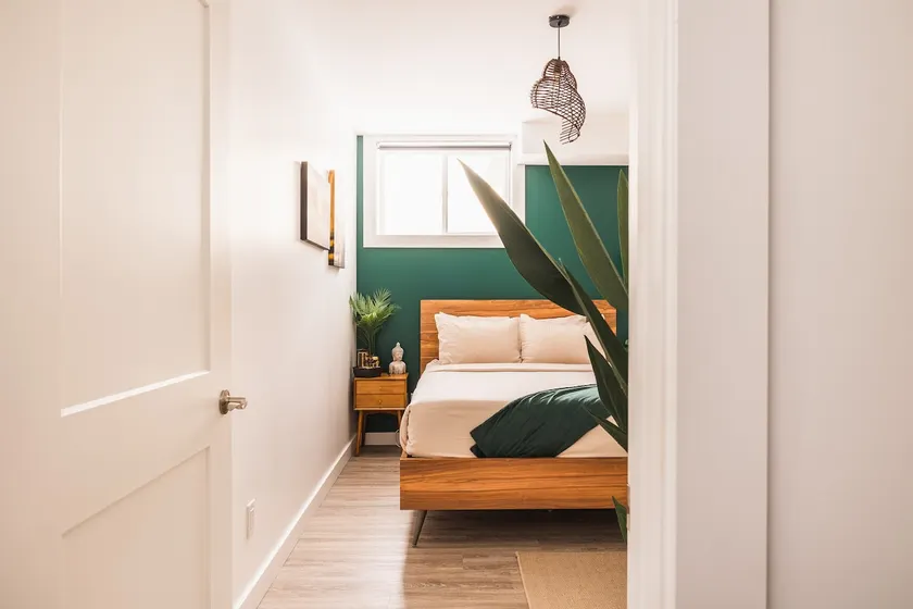 Global-Themed Comfort at Ottawa Travel Stay - Image 1