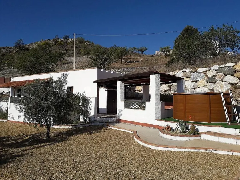 One Bedroom Cottage with private pool and garden - Image 1