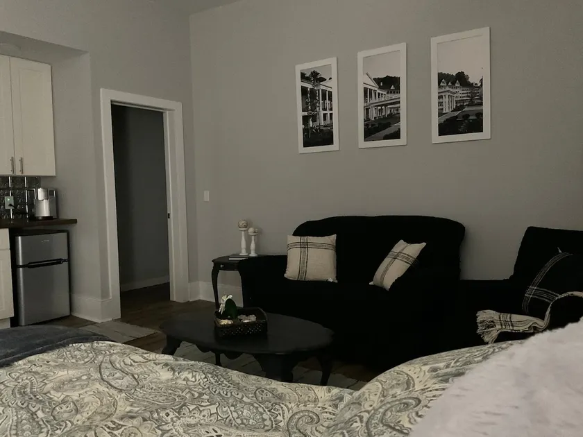Studio Apartment Downtown Bedford - Image 1