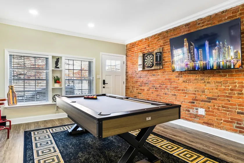Stylish, Fun and Cozy  | Pool table, Dart board and Parking - Image 1