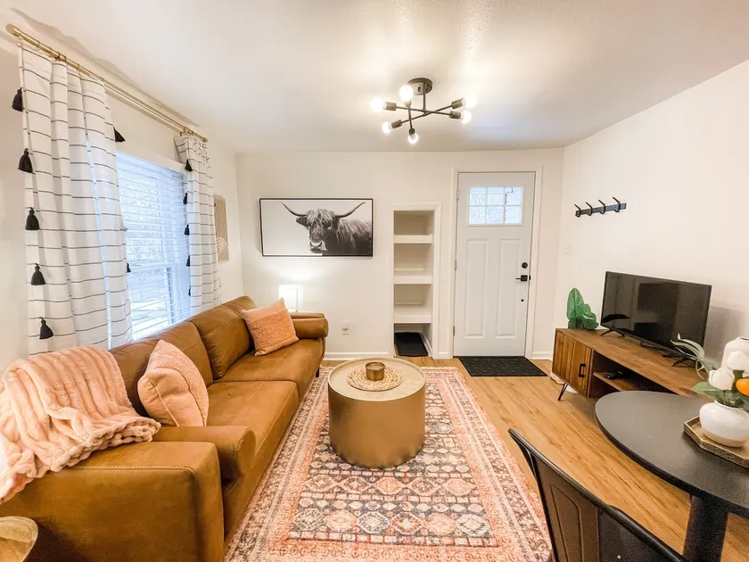 Stylish Downtown 2 Bedroom Home - Pet Friendly - Image 1