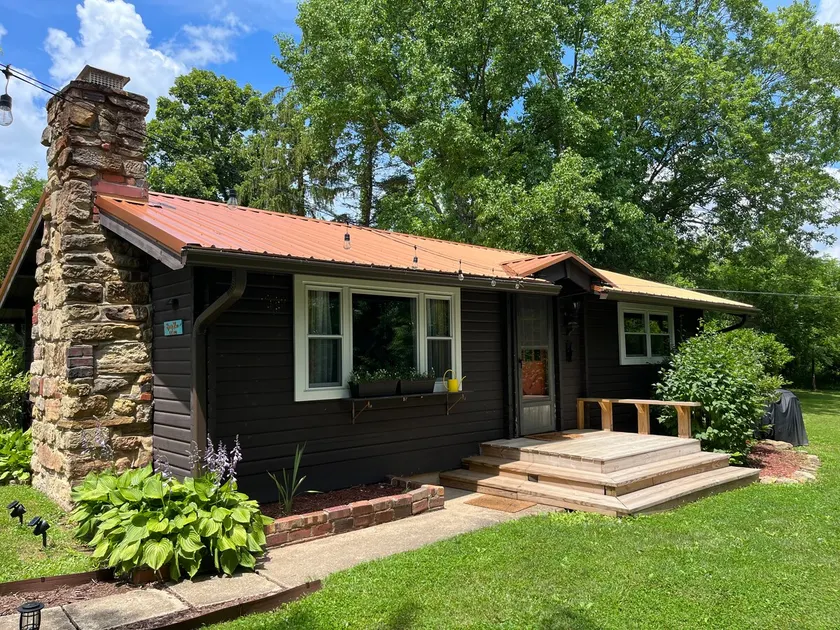 Bean’s Place - Adorable ridge top cabin five miles from Ohio University! - Image 1