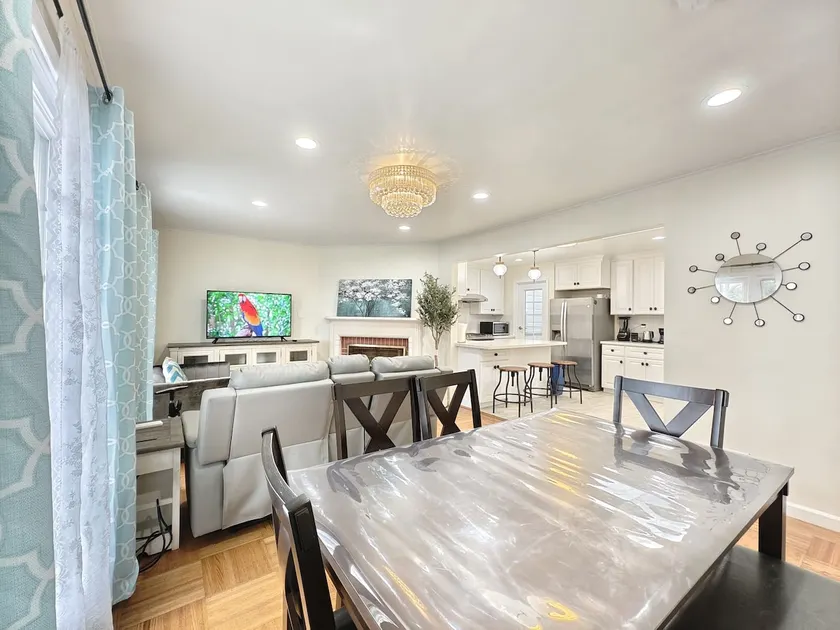 1906 Modern home by Ocean & Zoo + Driveway Parking - Image 1