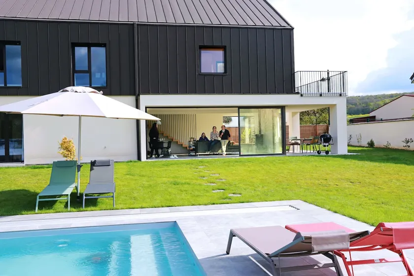 Spacious Modern House with Private Pool & Garden – Perfect for 12 Guests - Image 1