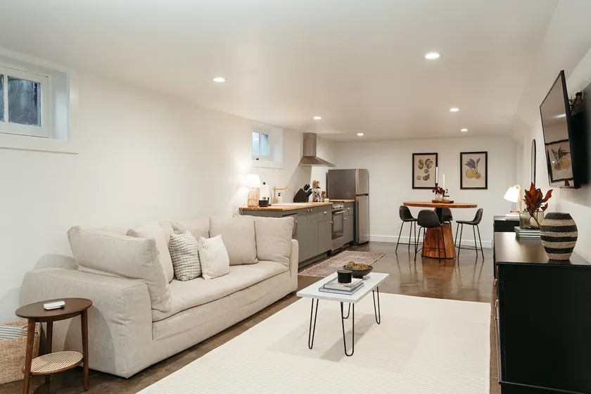 Private Suite Minutes to PDX & Waterfront - Image 1
