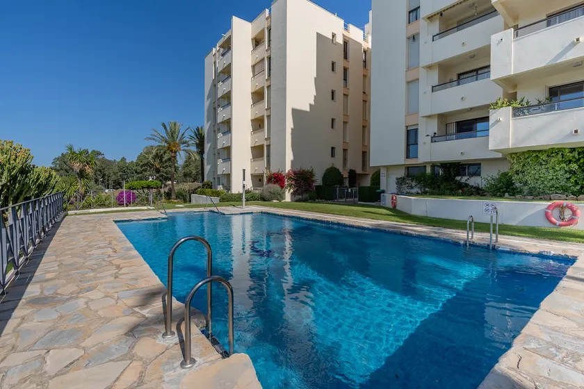 Front line beach apartment in The Edge with sea views - Image 1
