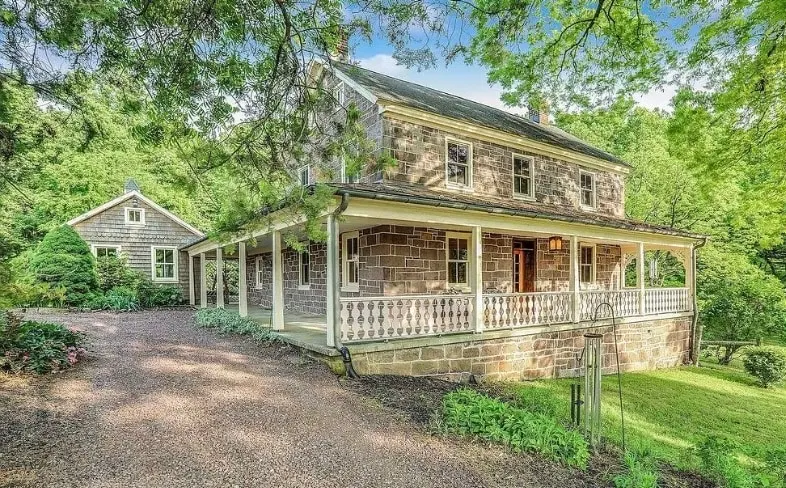 A cozy, beautifully renovated 1829 farmhouse - Image 1