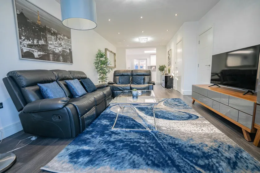 Newly Refurbished Modern 4 Bed Detached House ! - Image 1