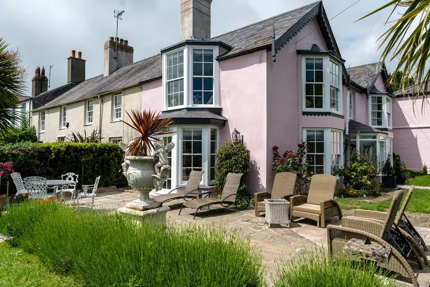 Luxurious with views of Menai Strait and Mountains - Image 1