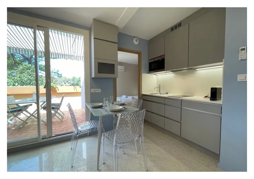 Luxury Seaside Apartment - Image 1