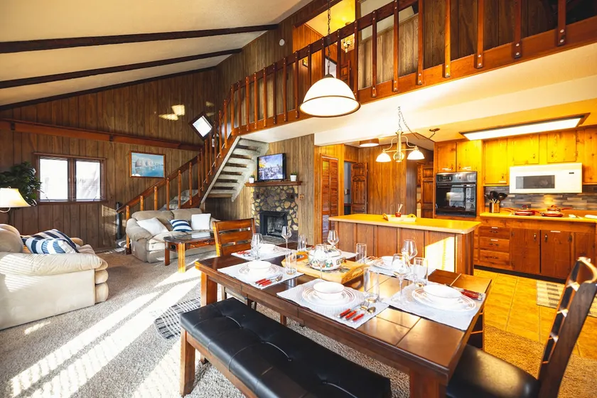 Rustic Lake house with HOT TUB and Pool Table - Image 1
