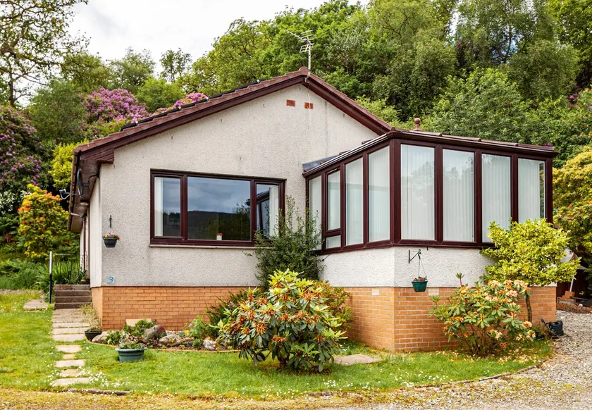 Fabulous 3-bedroom bungalow with stunning view of the Holy Loch. - Image 1