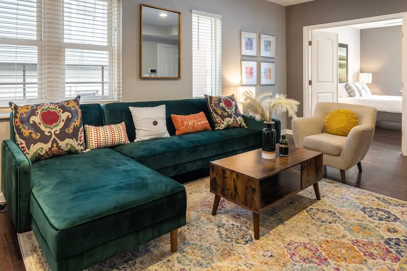 Stunning 2BR Apartment Near Downtown - Image 1