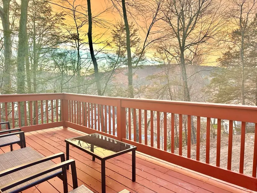 Chic Chalet River Views & Access - Image 1