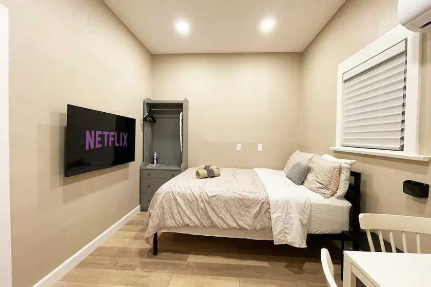 Comfy Queen Bed Studio-Bus Metro - Image 1